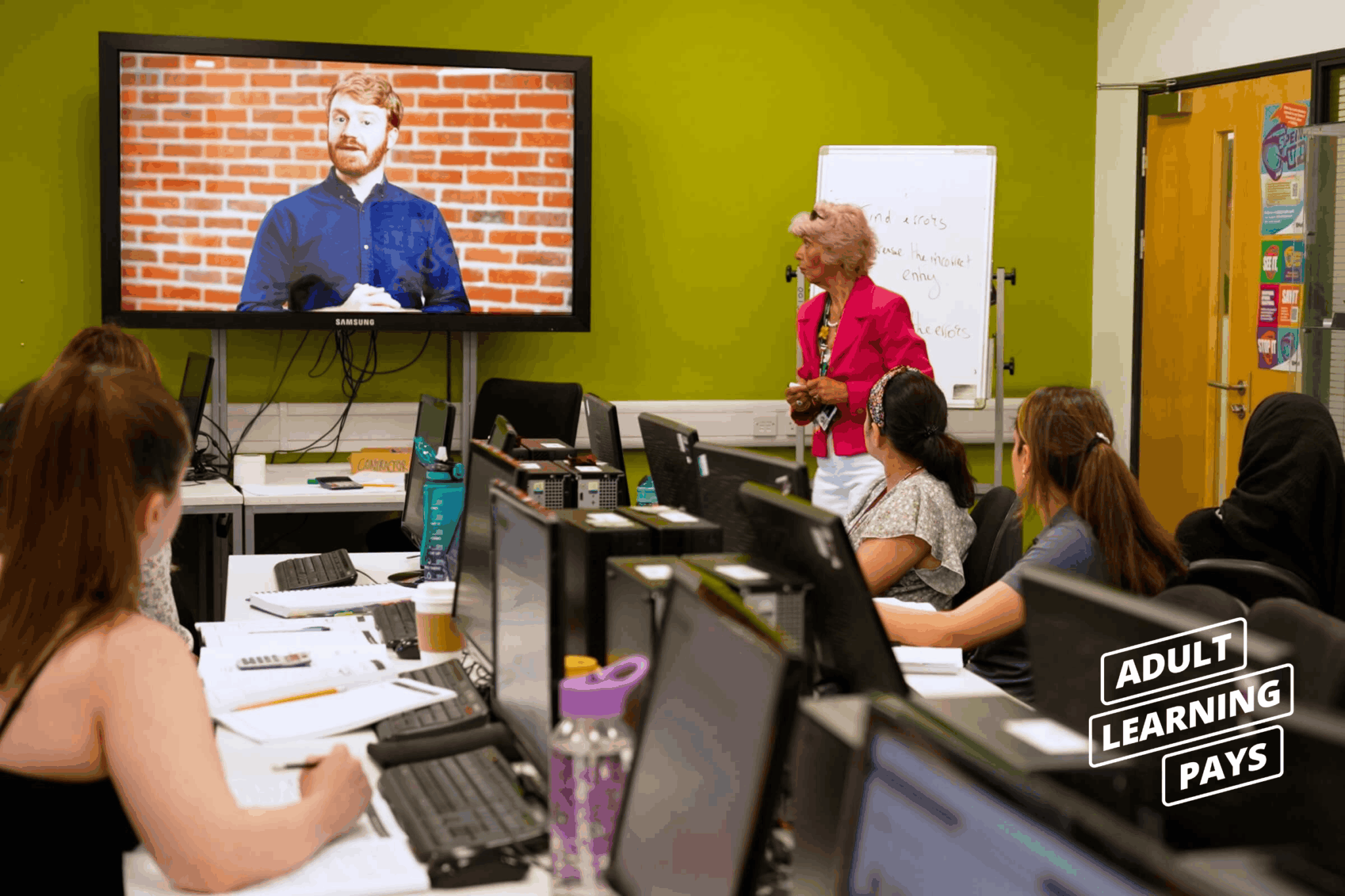 A tutor at Birmingham Metropolitan College teaching a class of students using the Mindful Education educational resources.